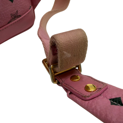 https://cdn.shopify.com/s/files/1/0564/9376/8855/files/MCM_Rucksack_Stark_medium_mit_Nieten_visetos_rosa_17.webp?v=1783514170