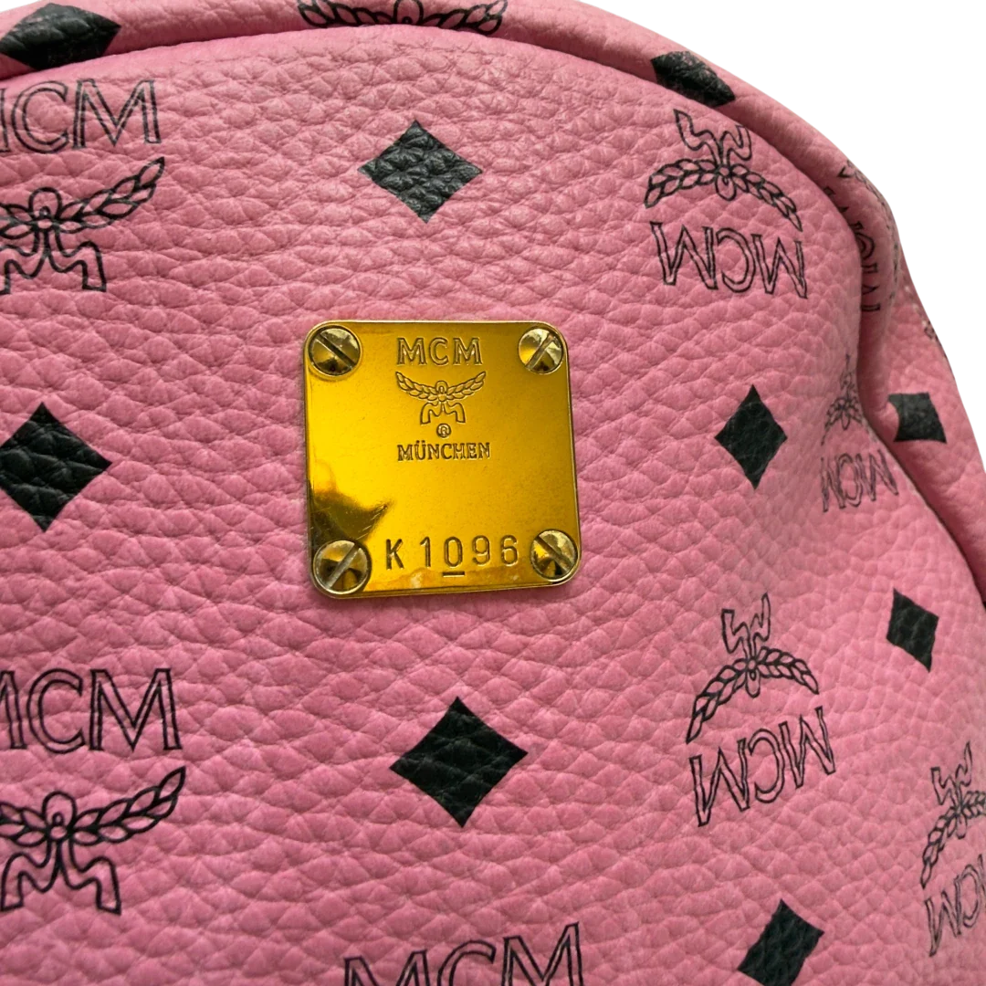 https://cdn.shopify.com/s/files/1/0564/9376/8855/files/MCM_Rucksack_Stark_medium_mit_Nieten_visetos_rosa_18.webp?v=1783514171