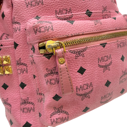 https://cdn.shopify.com/s/files/1/0564/9376/8855/files/MCM_Rucksack_Stark_medium_mit_Nieten_visetos_rosa_19.webp?v=1783514171