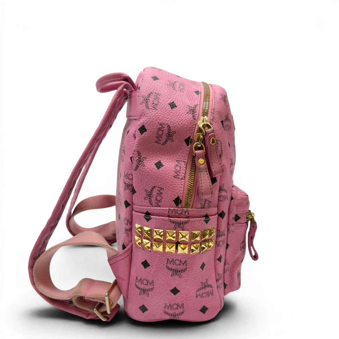 https://cdn.shopify.com/s/files/1/0564/9376/8855/files/MCM_Rucksack_Stark_medium_mit_Nieten_visetos_rosa_2.webp?v=1783514170