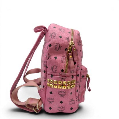https://cdn.shopify.com/s/files/1/0564/9376/8855/files/MCM_Rucksack_Stark_medium_mit_Nieten_visetos_rosa_2.webp?v=1783514170