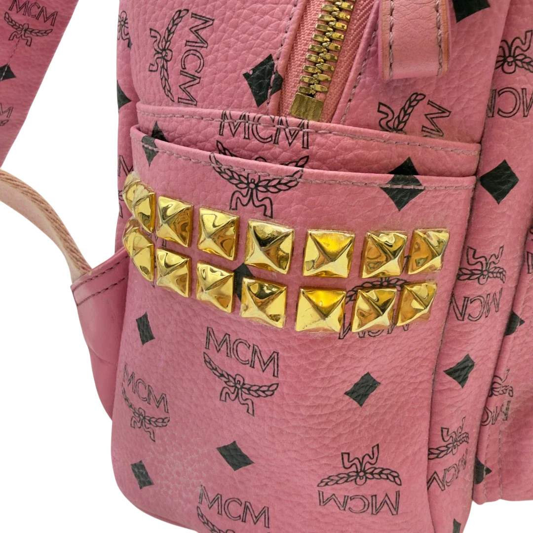 https://cdn.shopify.com/s/files/1/0564/9376/8855/files/MCM_Rucksack_Stark_medium_mit_Nieten_visetos_rosa_20.webp?v=1783514170