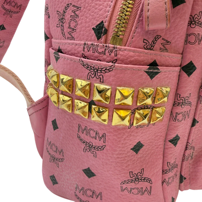 https://cdn.shopify.com/s/files/1/0564/9376/8855/files/MCM_Rucksack_Stark_medium_mit_Nieten_visetos_rosa_20.webp?v=1783514170