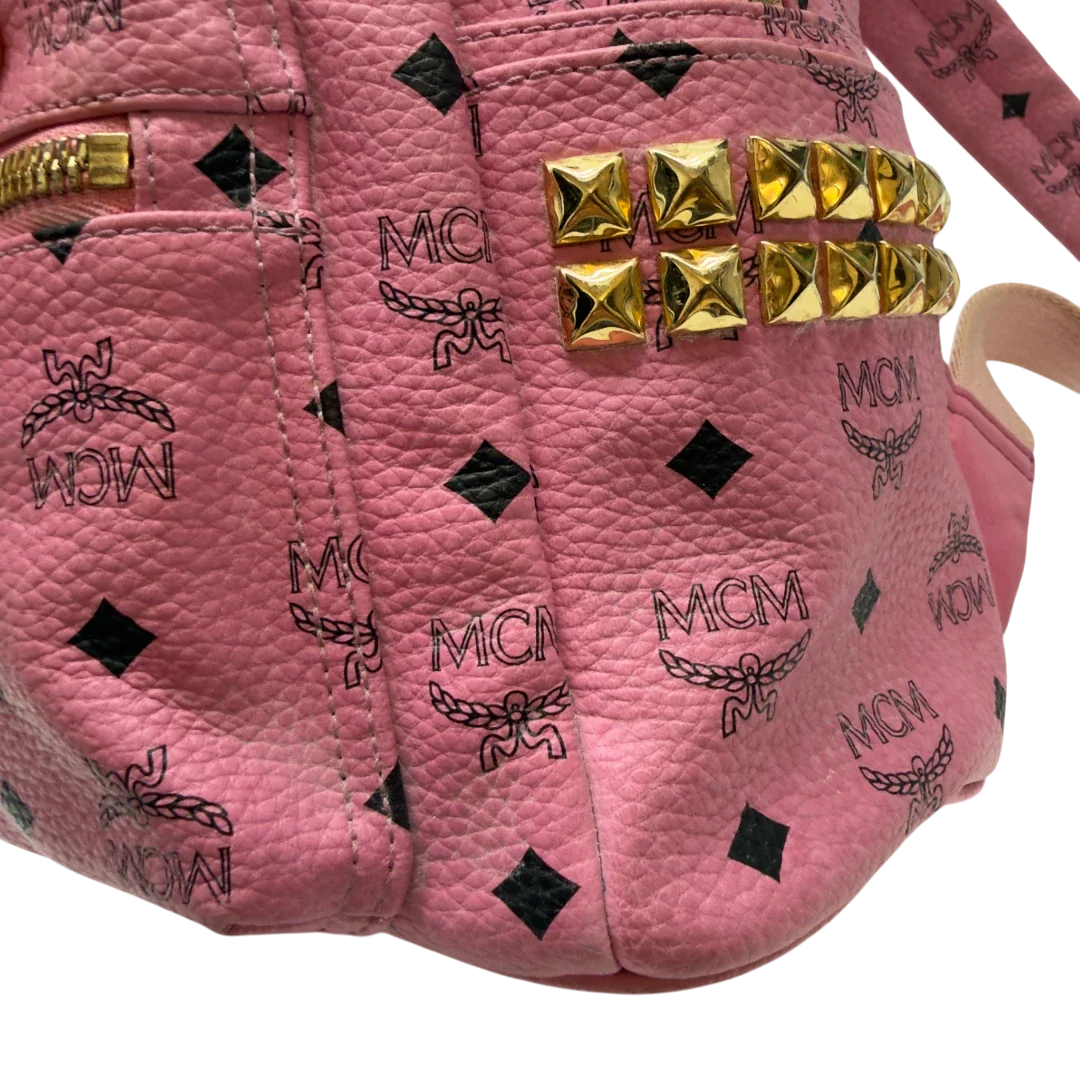 https://cdn.shopify.com/s/files/1/0564/9376/8855/files/MCM_Rucksack_Stark_medium_mit_Nieten_visetos_rosa_21.webp?v=1783514171