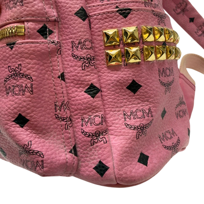 https://cdn.shopify.com/s/files/1/0564/9376/8855/files/MCM_Rucksack_Stark_medium_mit_Nieten_visetos_rosa_21.webp?v=1783514171