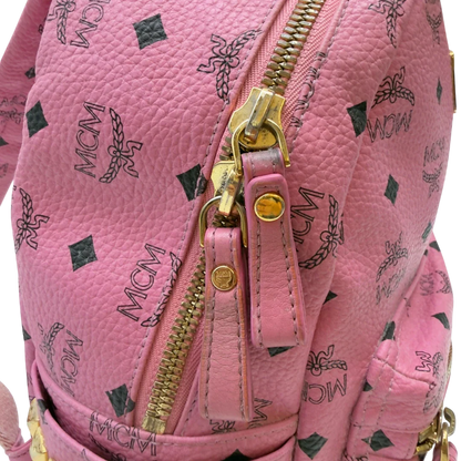 https://cdn.shopify.com/s/files/1/0564/9376/8855/files/MCM_Rucksack_Stark_medium_mit_Nieten_visetos_rosa_22.webp?v=1783514171