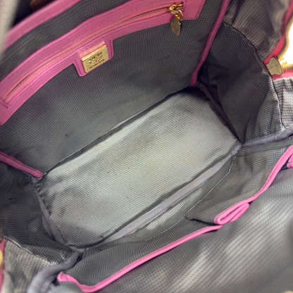 https://cdn.shopify.com/s/files/1/0564/9376/8855/files/MCM_Rucksack_Stark_medium_mit_Nieten_visetos_rosa_24.webp?v=1783514171