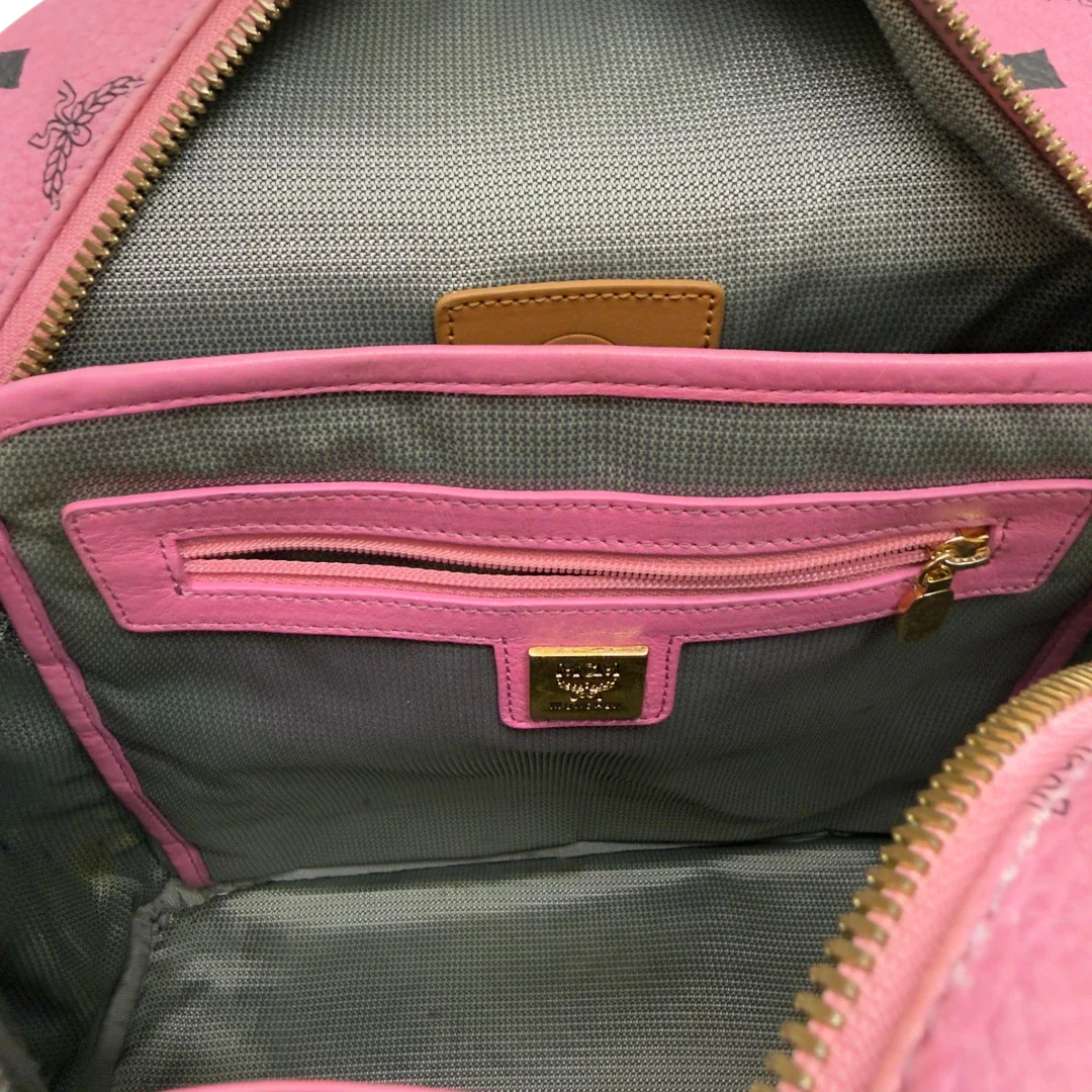 https://cdn.shopify.com/s/files/1/0564/9376/8855/files/MCM_Rucksack_Stark_medium_mit_Nieten_visetos_rosa_25.webp?v=1783514171