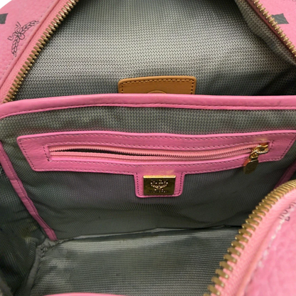 https://cdn.shopify.com/s/files/1/0564/9376/8855/files/MCM_Rucksack_Stark_medium_mit_Nieten_visetos_rosa_25.webp?v=1783514171