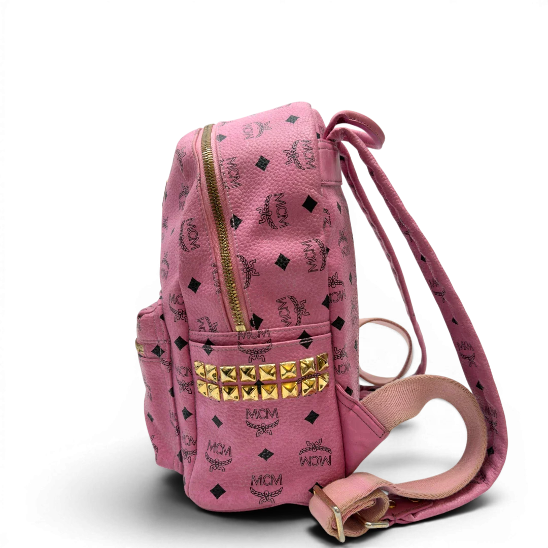 https://cdn.shopify.com/s/files/1/0564/9376/8855/files/MCM_Rucksack_Stark_medium_mit_Nieten_visetos_rosa_3.webp?v=1783514170