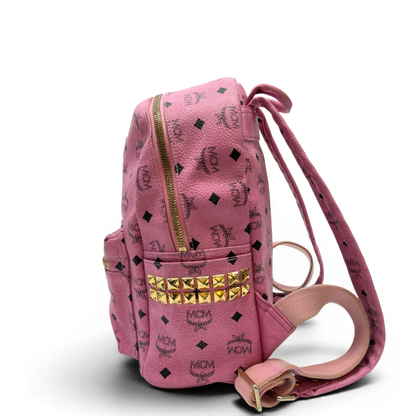 https://cdn.shopify.com/s/files/1/0564/9376/8855/files/MCM_Rucksack_Stark_medium_mit_Nieten_visetos_rosa_3.webp?v=1783514170