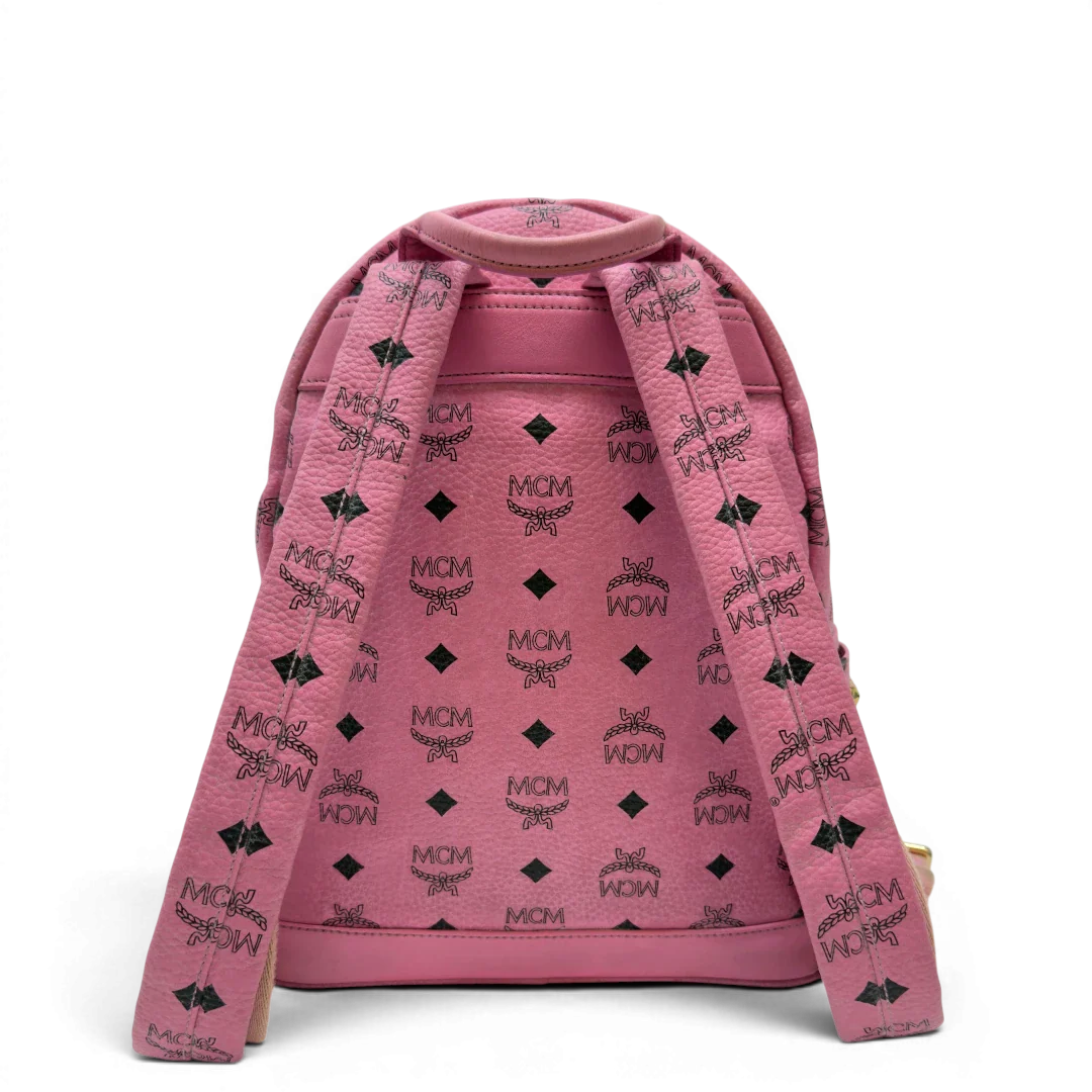https://cdn.shopify.com/s/files/1/0564/9376/8855/files/MCM_Rucksack_Stark_medium_mit_Nieten_visetos_rosa_4.webp?v=1783514171