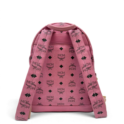 https://cdn.shopify.com/s/files/1/0564/9376/8855/files/MCM_Rucksack_Stark_medium_mit_Nieten_visetos_rosa_4.webp?v=1783514171