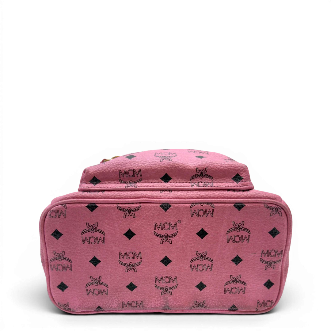 https://cdn.shopify.com/s/files/1/0564/9376/8855/files/MCM_Rucksack_Stark_medium_mit_Nieten_visetos_rosa_5.webp?v=1783514170