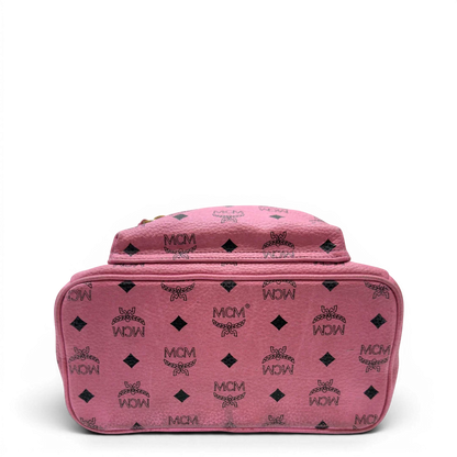 https://cdn.shopify.com/s/files/1/0564/9376/8855/files/MCM_Rucksack_Stark_medium_mit_Nieten_visetos_rosa_5.webp?v=1783514170