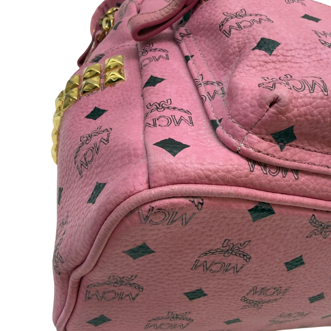https://cdn.shopify.com/s/files/1/0564/9376/8855/files/MCM_Rucksack_Stark_medium_mit_Nieten_visetos_rosa_6.webp?v=1783514170