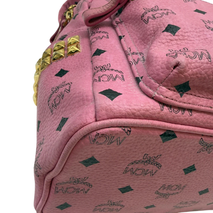 https://cdn.shopify.com/s/files/1/0564/9376/8855/files/MCM_Rucksack_Stark_medium_mit_Nieten_visetos_rosa_6.webp?v=1783514170