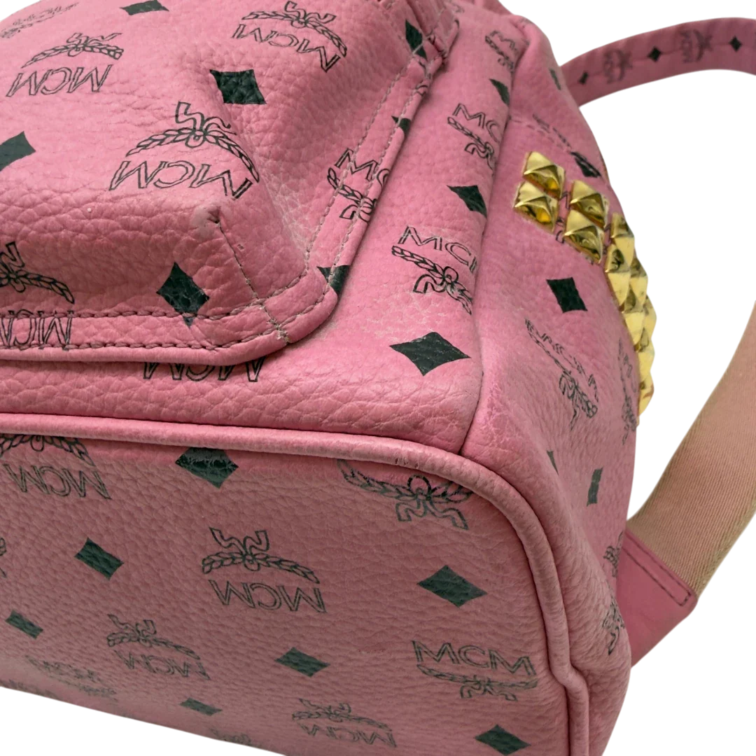 https://cdn.shopify.com/s/files/1/0564/9376/8855/files/MCM_Rucksack_Stark_medium_mit_Nieten_visetos_rosa_7.webp?v=1783514170