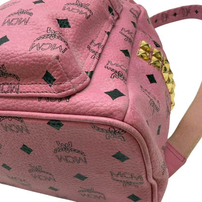 https://cdn.shopify.com/s/files/1/0564/9376/8855/files/MCM_Rucksack_Stark_medium_mit_Nieten_visetos_rosa_7.webp?v=1783514170