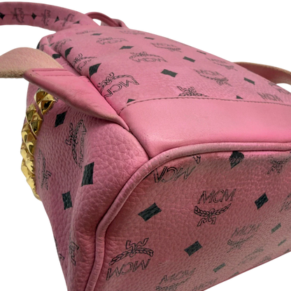 https://cdn.shopify.com/s/files/1/0564/9376/8855/files/MCM_Rucksack_Stark_medium_mit_Nieten_visetos_rosa_8.webp?v=1783514170
