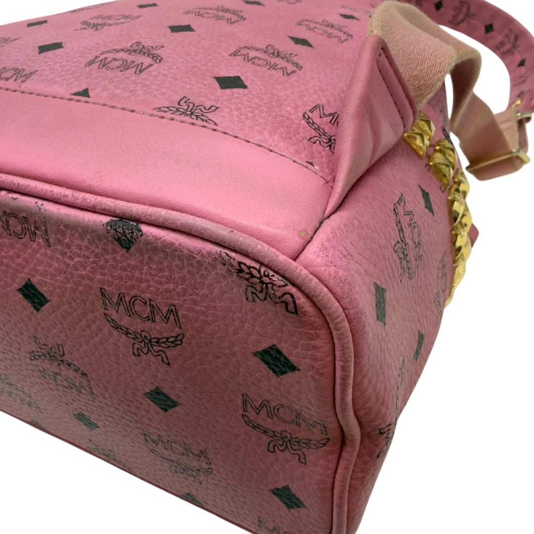 https://cdn.shopify.com/s/files/1/0564/9376/8855/files/MCM_Rucksack_Stark_medium_mit_Nieten_visetos_rosa_9.webp?v=1783514170