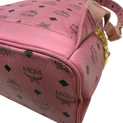 https://cdn.shopify.com/s/files/1/0564/9376/8855/files/MCM_Rucksack_Stark_medium_mit_Nieten_visetos_rosa_9.webp?v=1783514170