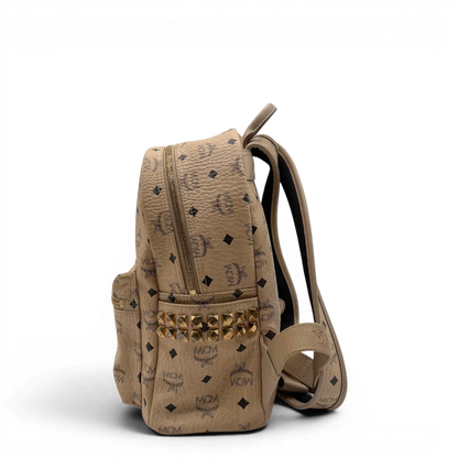 https://cdn.shopify.com/s/files/1/0564/9376/8855/files/MCM_Rucksack_Stark_medium_visetos_beige_vintage8393.webp?v=1781108985