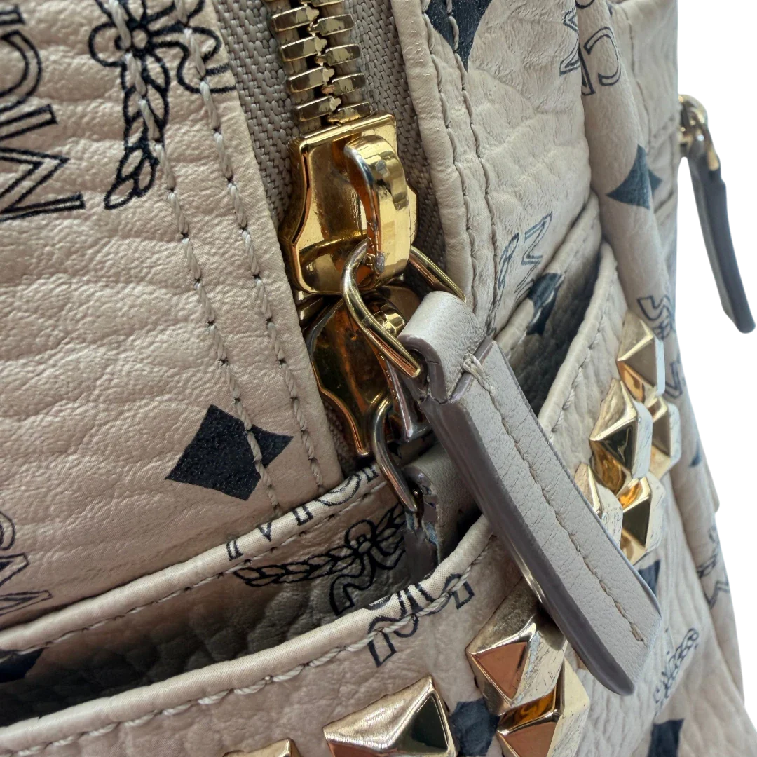 https://cdn.shopify.com/s/files/1/0564/9376/8855/files/MCM_Rucksack_Stark_medium_visetos_beige_vintage8403.webp?v=1781108985