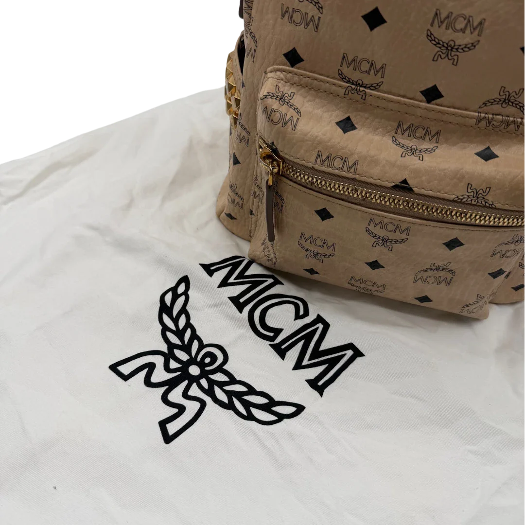 https://cdn.shopify.com/s/files/1/0564/9376/8855/files/MCM_Rucksack_Stark_medium_visetos_beige_vintage8409.webp?v=1781108985