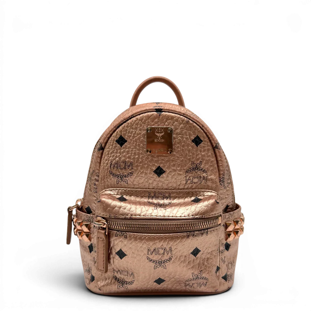 https://cdn.shopify.com/s/files/1/0564/9376/8855/files/MCM_Rucksack_Stark_mini_visetos_rosegold_1.webp?v=1781855456