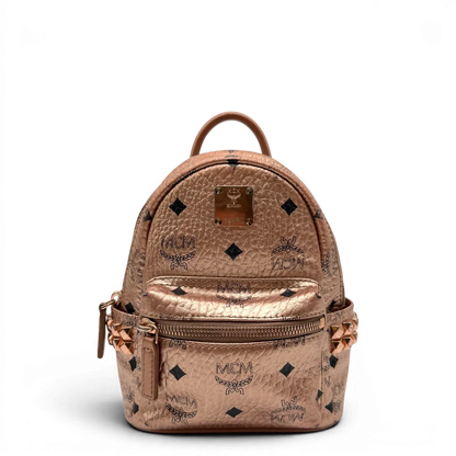 https://cdn.shopify.com/s/files/1/0564/9376/8855/files/MCM_Rucksack_Stark_mini_visetos_rosegold_1.webp?v=1781855456