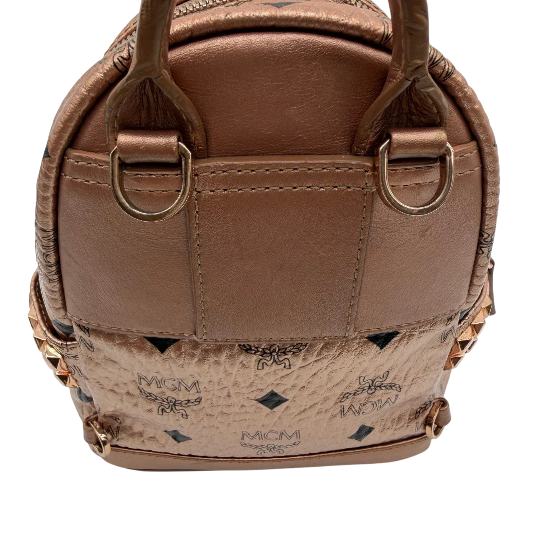 https://cdn.shopify.com/s/files/1/0564/9376/8855/files/MCM_Rucksack_Stark_mini_visetos_rosegold_10.webp?v=1781855456