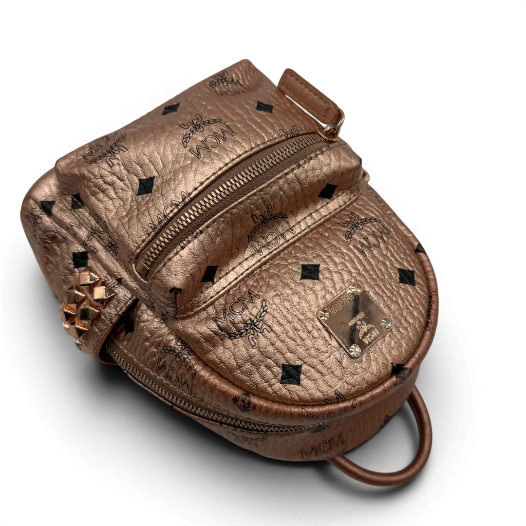 https://cdn.shopify.com/s/files/1/0564/9376/8855/files/MCM_Rucksack_Stark_mini_visetos_rosegold_11.webp?v=1781855456