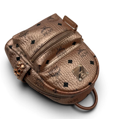 https://cdn.shopify.com/s/files/1/0564/9376/8855/files/MCM_Rucksack_Stark_mini_visetos_rosegold_11.webp?v=1781855456