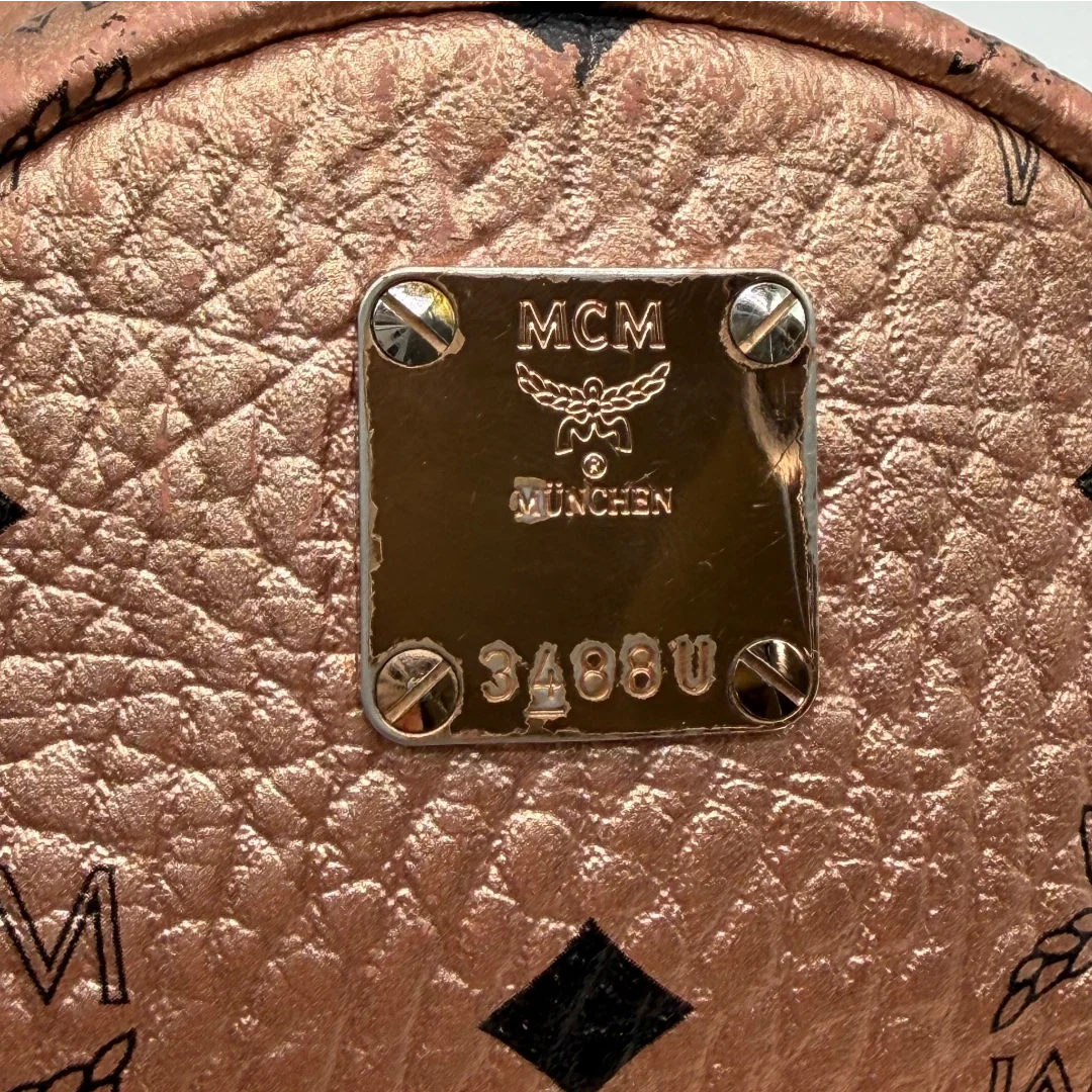 https://cdn.shopify.com/s/files/1/0564/9376/8855/files/MCM_Rucksack_Stark_mini_visetos_rosegold_12.webp?v=1781855457