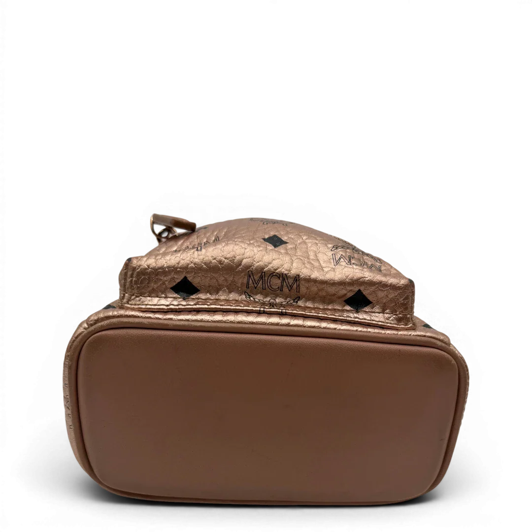 https://cdn.shopify.com/s/files/1/0564/9376/8855/files/MCM_Rucksack_Stark_mini_visetos_rosegold_13.webp?v=1781855456