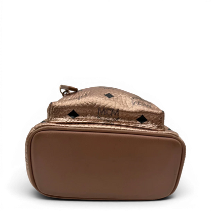 https://cdn.shopify.com/s/files/1/0564/9376/8855/files/MCM_Rucksack_Stark_mini_visetos_rosegold_13.webp?v=1781855456