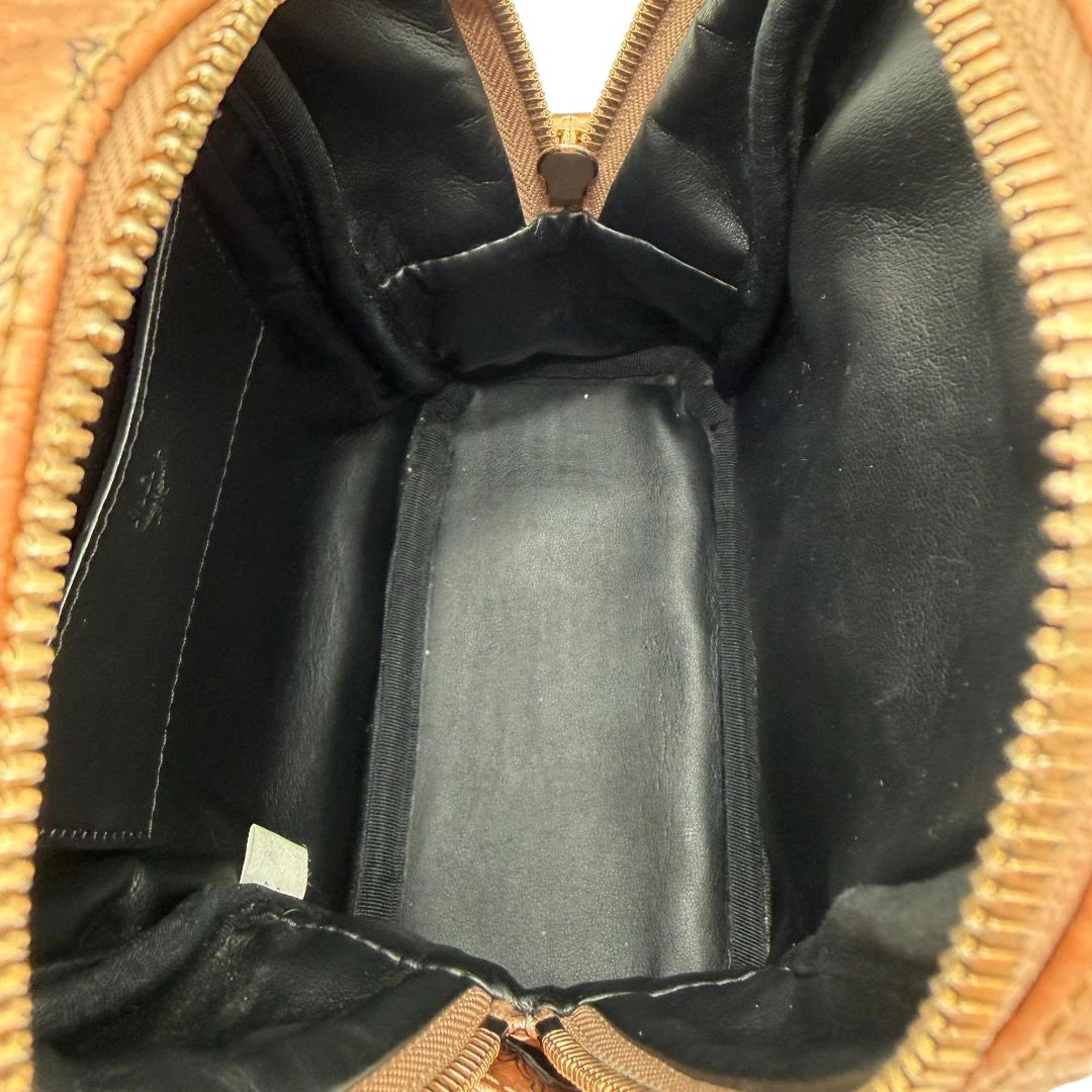 https://cdn.shopify.com/s/files/1/0564/9376/8855/files/MCM_Rucksack_Stark_mini_visetos_rosegold_14.webp?v=1781855457
