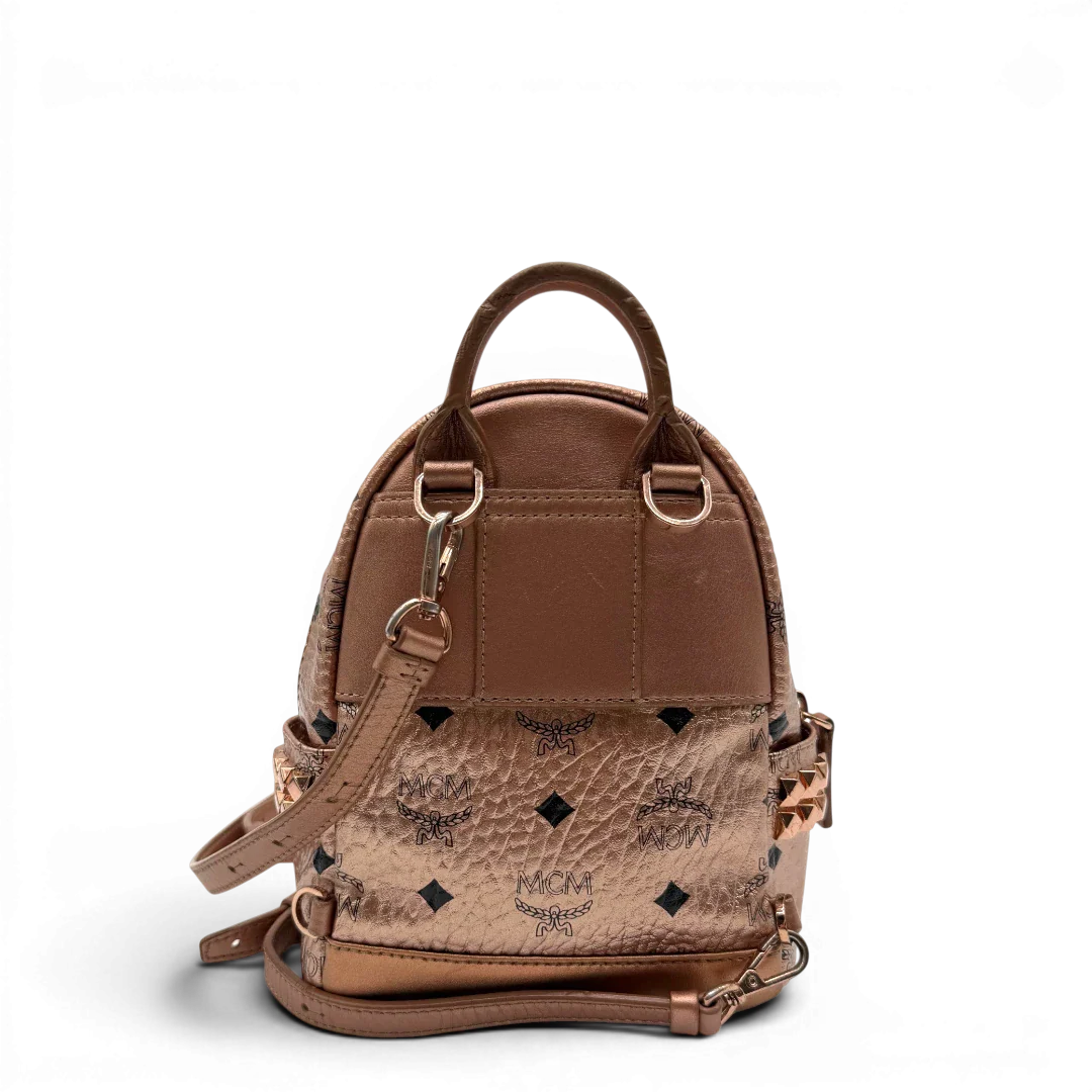 https://cdn.shopify.com/s/files/1/0564/9376/8855/files/MCM_Rucksack_Stark_mini_visetos_rosegold_2.webp?v=1781855456
