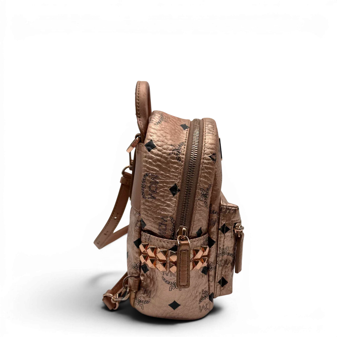 https://cdn.shopify.com/s/files/1/0564/9376/8855/files/MCM_Rucksack_Stark_mini_visetos_rosegold_3.webp?v=1781855457