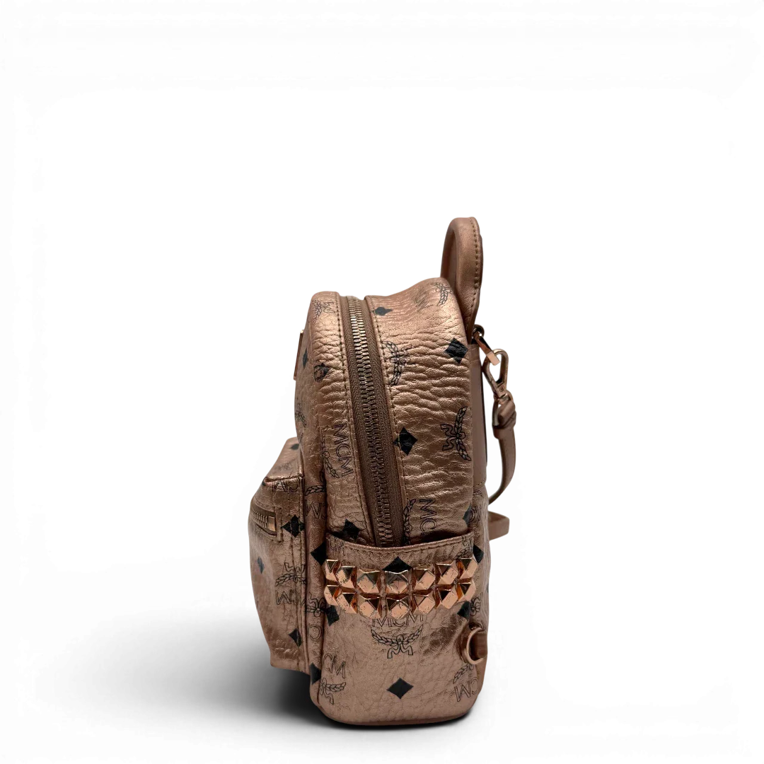 https://cdn.shopify.com/s/files/1/0564/9376/8855/files/MCM_Rucksack_Stark_mini_visetos_rosegold_4.webp?v=1781855456