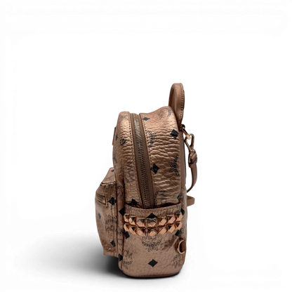 https://cdn.shopify.com/s/files/1/0564/9376/8855/files/MCM_Rucksack_Stark_mini_visetos_rosegold_4.webp?v=1781855456