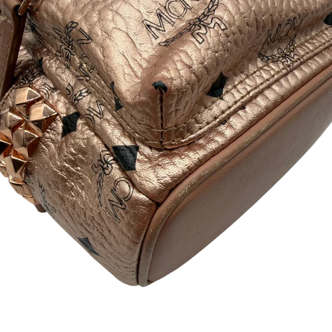 https://cdn.shopify.com/s/files/1/0564/9376/8855/files/MCM_Rucksack_Stark_mini_visetos_rosegold_5.webp?v=1781855456