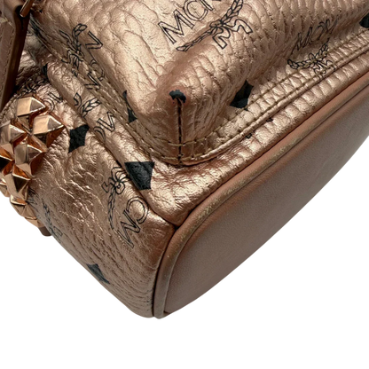 https://cdn.shopify.com/s/files/1/0564/9376/8855/files/MCM_Rucksack_Stark_mini_visetos_rosegold_5.webp?v=1781855456