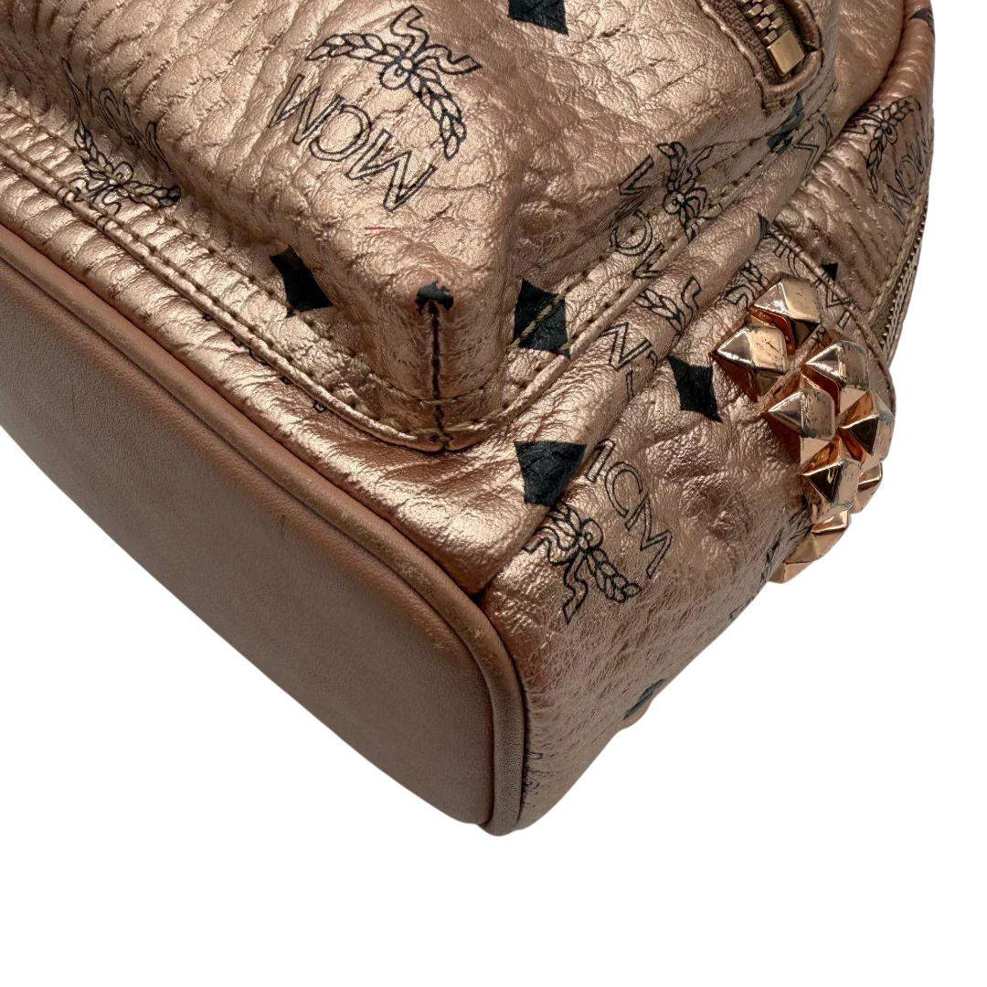 https://cdn.shopify.com/s/files/1/0564/9376/8855/files/MCM_Rucksack_Stark_mini_visetos_rosegold_6.webp?v=1781855456