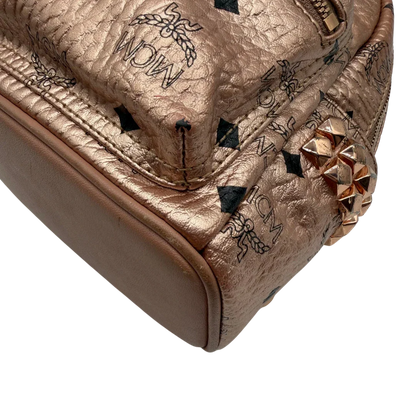 https://cdn.shopify.com/s/files/1/0564/9376/8855/files/MCM_Rucksack_Stark_mini_visetos_rosegold_6.webp?v=1781855456