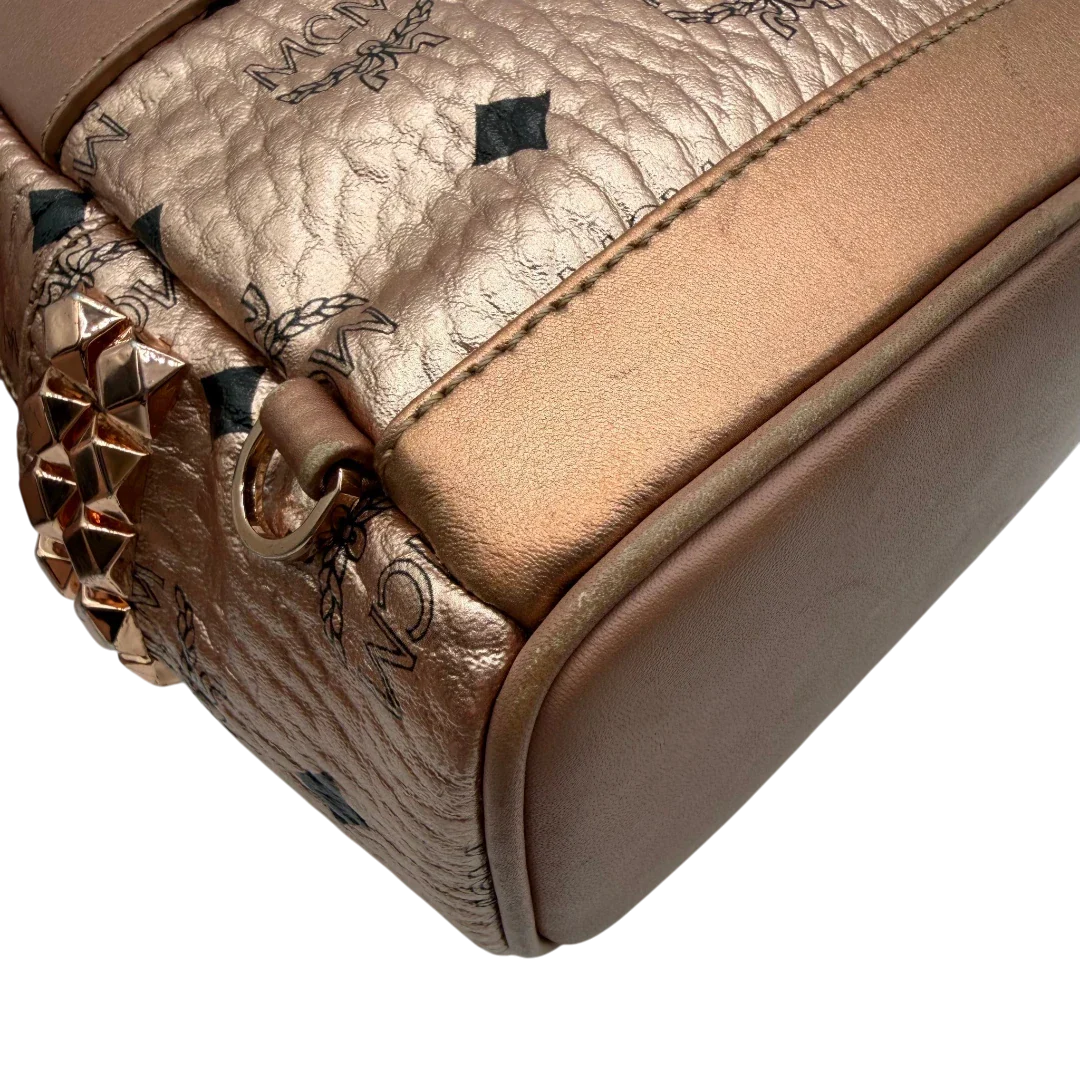 https://cdn.shopify.com/s/files/1/0564/9376/8855/files/MCM_Rucksack_Stark_mini_visetos_rosegold_7.webp?v=1781855457