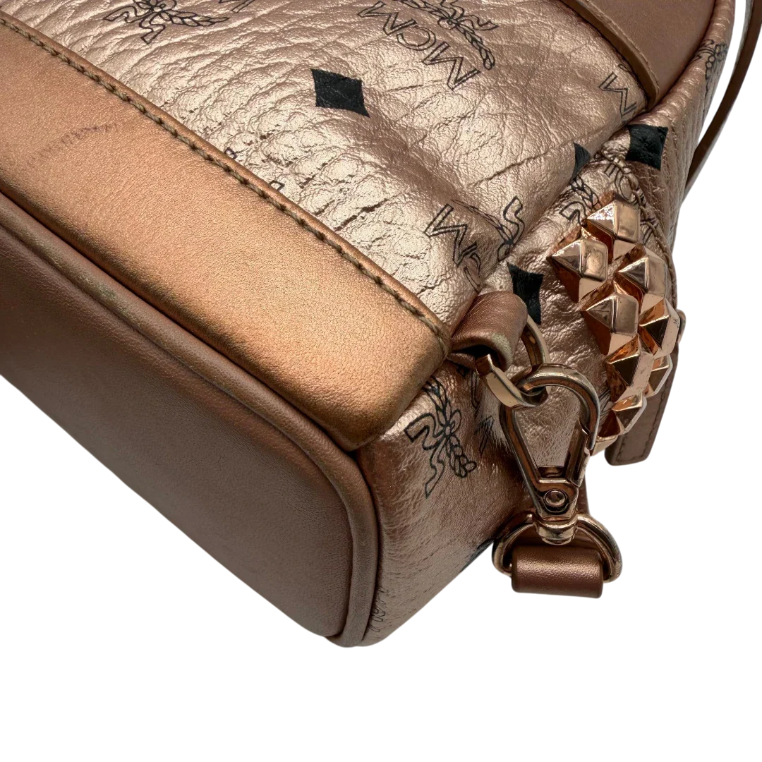 https://cdn.shopify.com/s/files/1/0564/9376/8855/files/MCM_Rucksack_Stark_mini_visetos_rosegold_8.webp?v=1781855457