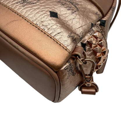 https://cdn.shopify.com/s/files/1/0564/9376/8855/files/MCM_Rucksack_Stark_mini_visetos_rosegold_8.webp?v=1781855457