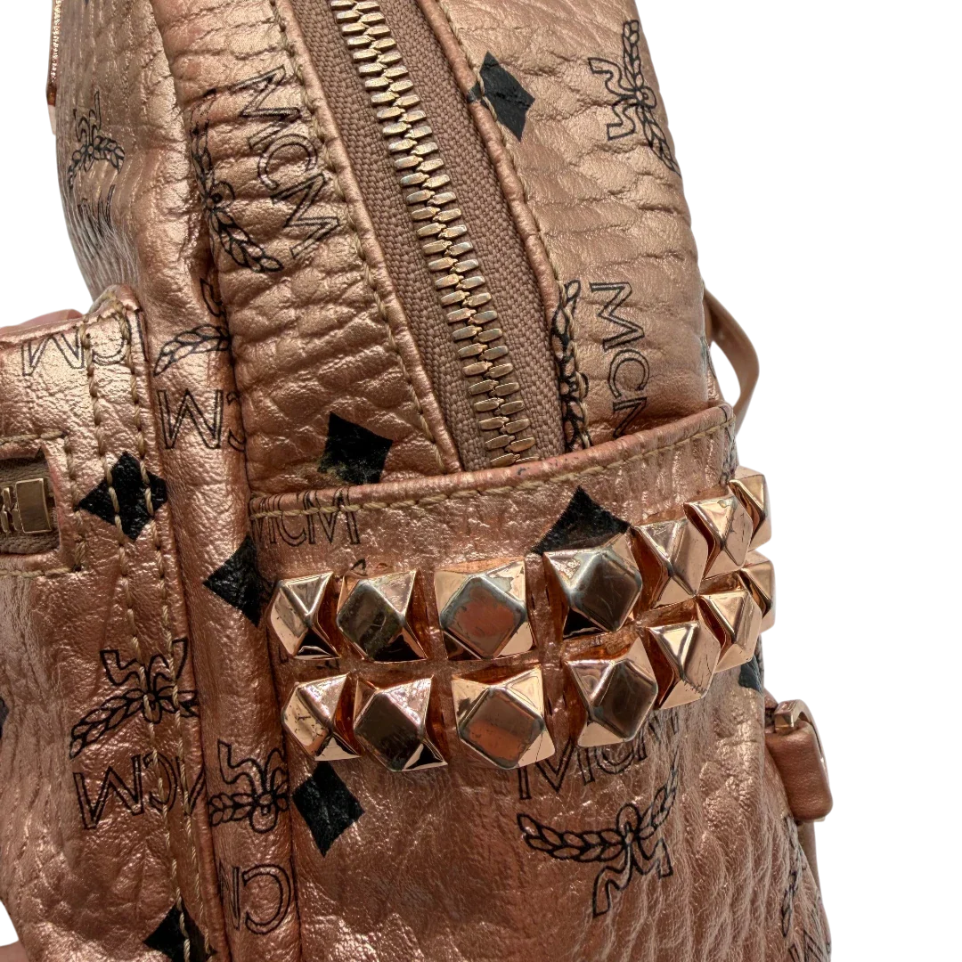 https://cdn.shopify.com/s/files/1/0564/9376/8855/files/MCM_Rucksack_Stark_mini_visetos_rosegold_9.webp?v=1781855457